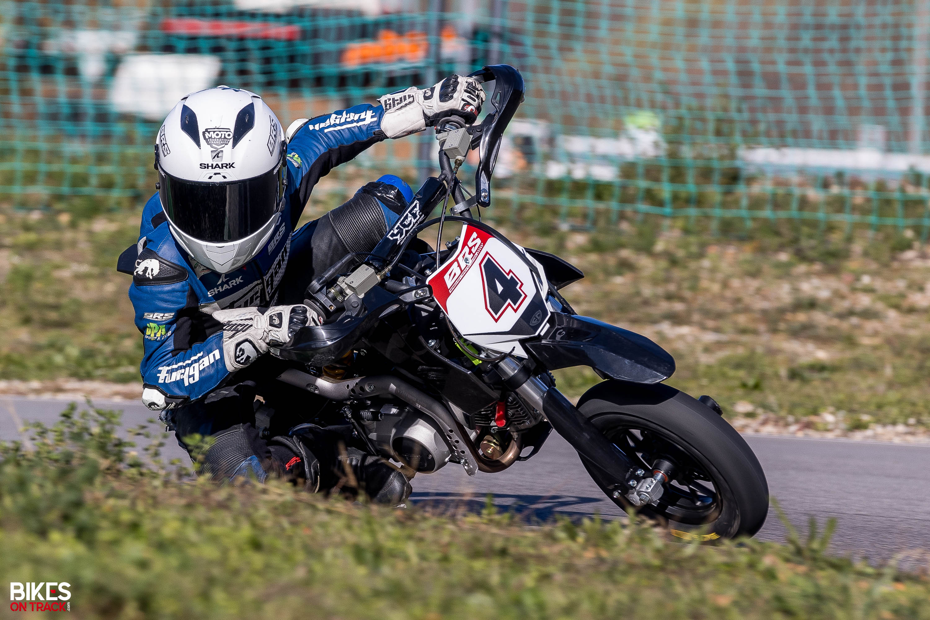 Portrait d'un jeune motard adhérent de la FMF Côtes-d'Armor