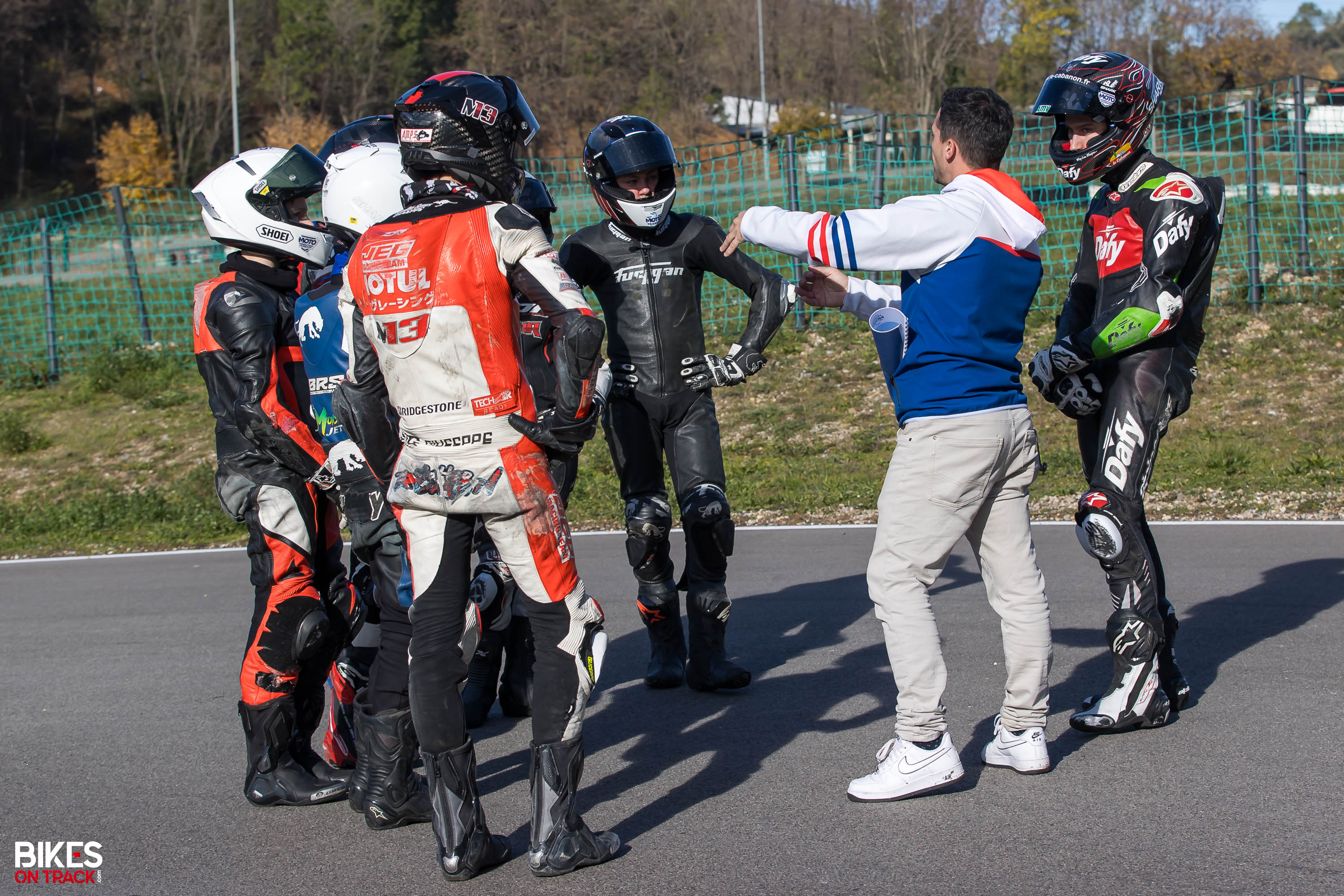 Motos alignées lors d'un événement de la FMF Côtes-d'Armor