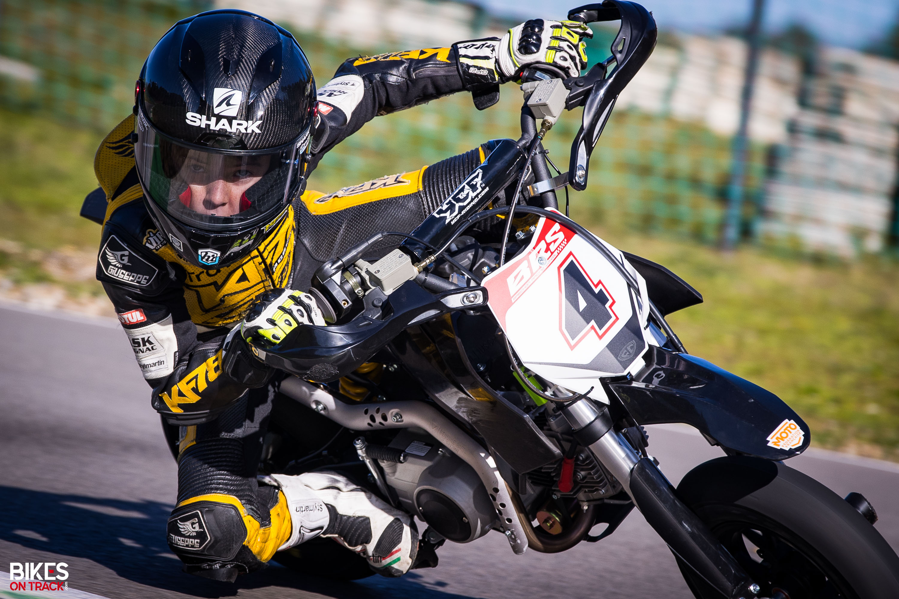 Motards de la FMF Côtes-d'Armor échangeant avant le départ