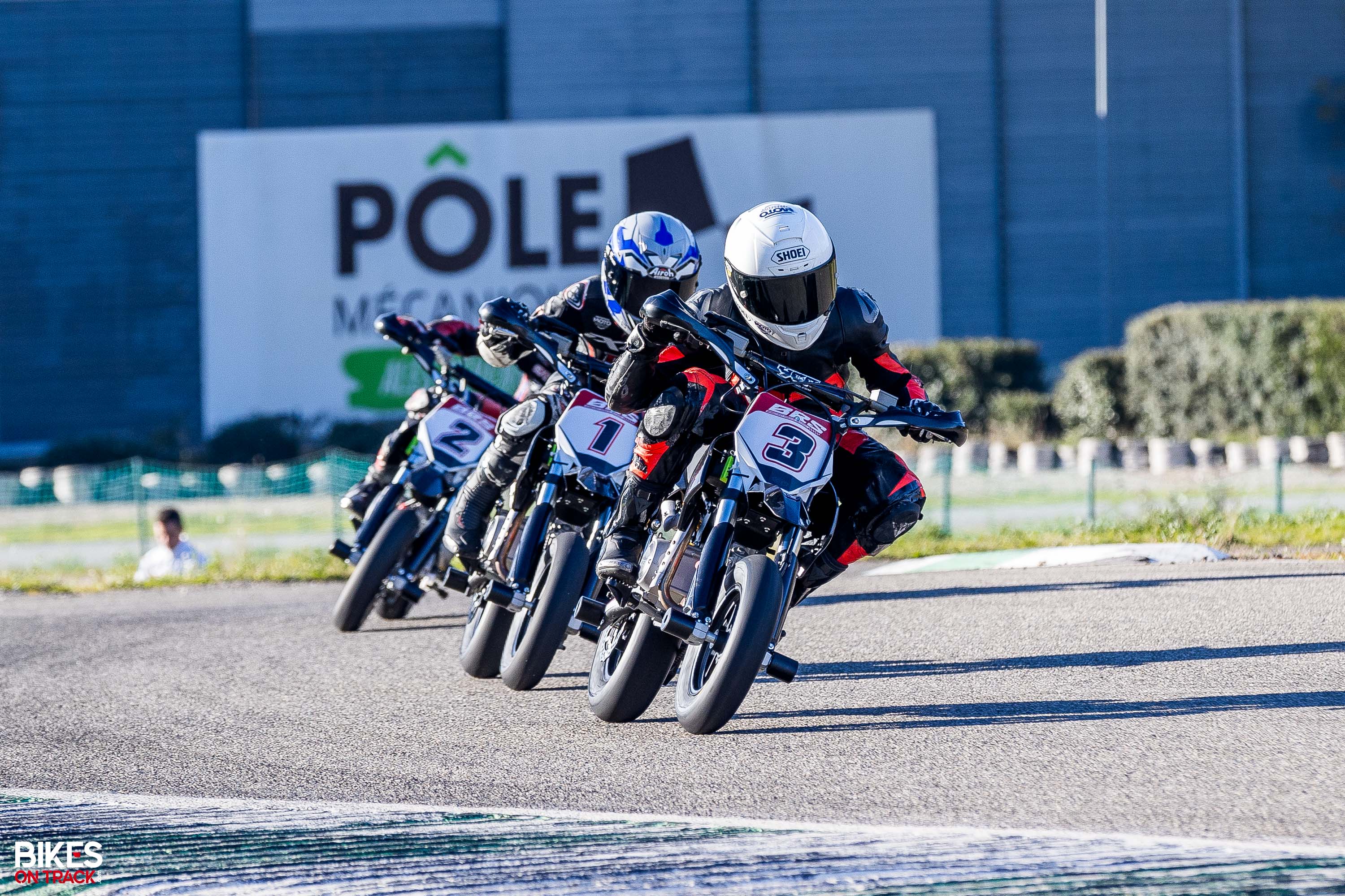 Jeunes motards de la FMF Côtes-d'Armor en fin de balade