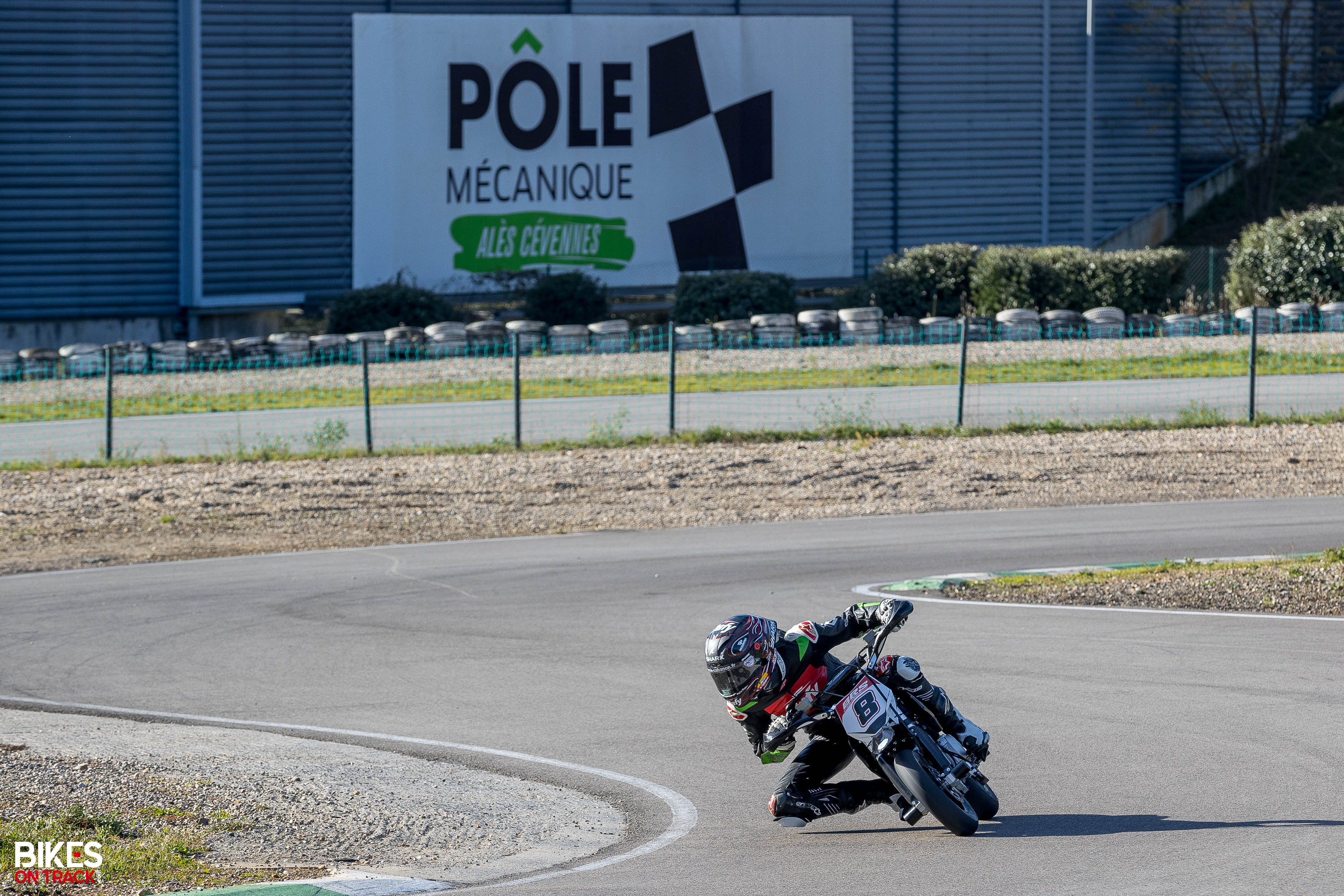 Jeunes motards de la FMF Côtes-d'Armor réunis pour une sortie