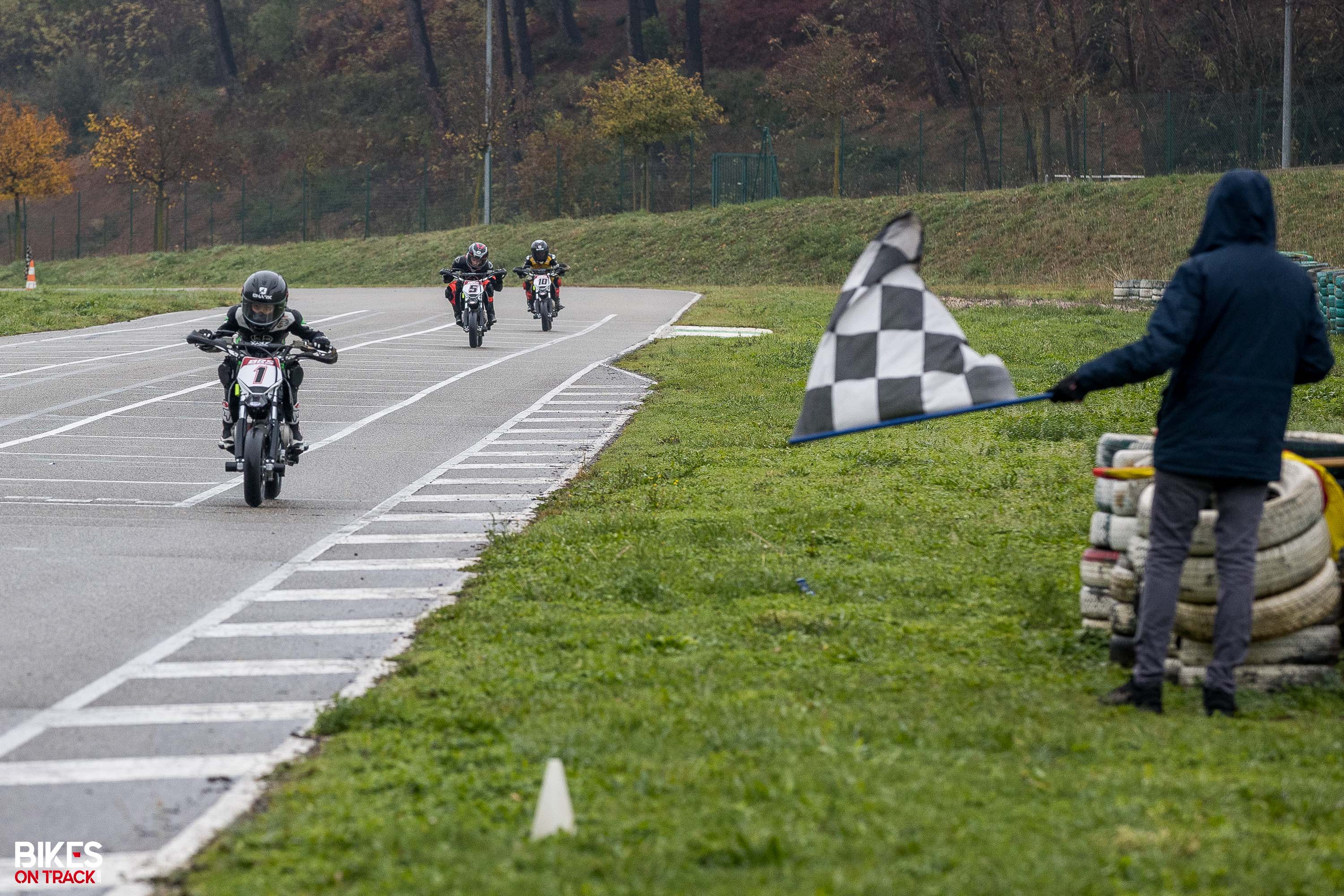 Jeunes motards de la FMF Côtes-d'Armor lors d'un rassemblement